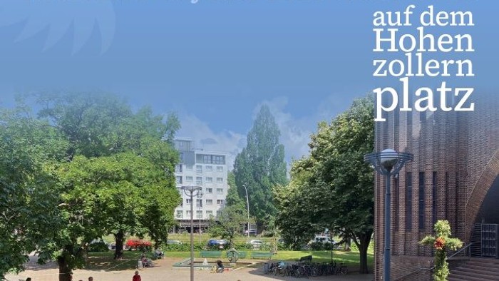 Plakat für eine Open-Air-Pfingstgottesdienst-Veranstaltung mit einer Menschenmenge, die sich auf einem Platz zu einer religiösen Feier versammelt.