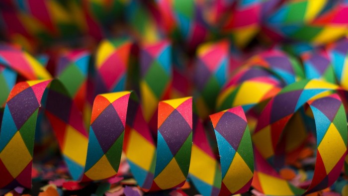 Bunte Papierstreifen in leuchtenden Farben, angeordnet in einem Muster