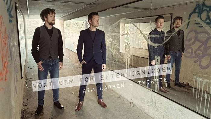 Fire mænd i anlæg med graffiti og tekster på vegne af Kim Larsen Trio