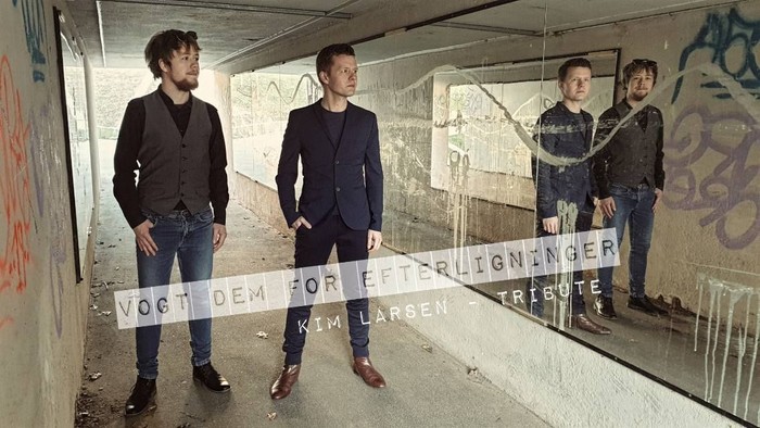 Fire mænd i anlæg med graffiti og tekster på vegne af Kim Larsen Trio