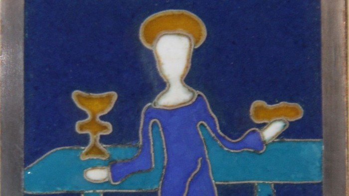 En blå figur med hårbånd står mellem to bord med dyr på.