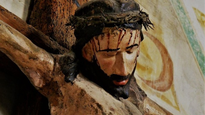 En statue af Jesus på korset med kronen af tørne.