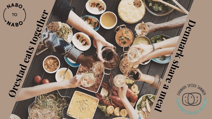 Et festligt dansk måltid delt sammen med forskellige traditionelle retter og drikkevarer.