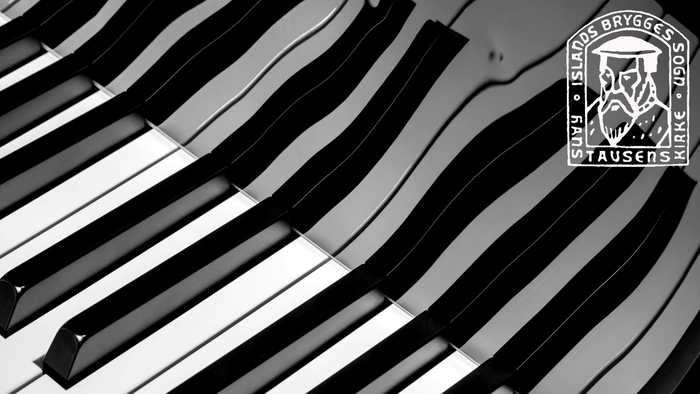 Tæt på sort-hvide klavertangenter med et logo for klavermærket Steinway & Sons i hjørnet.