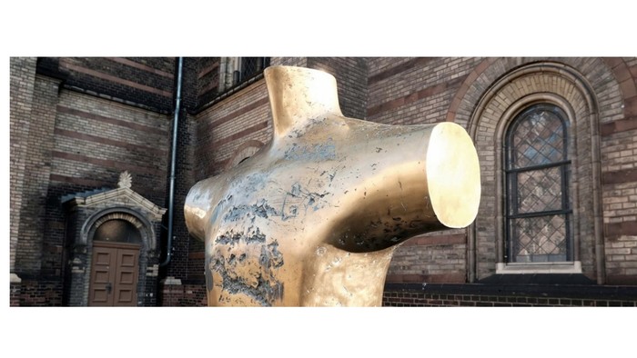 Plakat für ein Liederatorium-Konzert zu Dietrich Bonhoeffer mit Chor, Instrumenten und Sprechern am 14. März 2026.