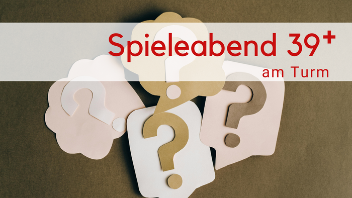 4 Fragezeichen aus Papier liegen auf einem braunen Hintergrund. Der Titel Spieleabennd 39+ ist als Banner drüber gelegt