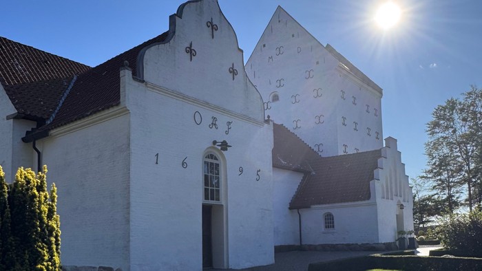 Smuk forårssol over Åsted Kirke II 