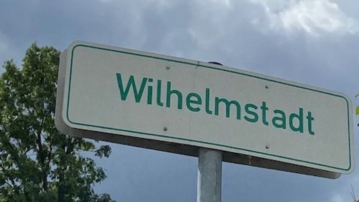 Straßenschild Wilhelmstadt mit Richtungshinweis