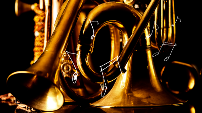 Eine Nahaufnahme einer Posaune aus Messing mit überlagerten Musiknoten, die ihr filigranes Design hervorhebt.
