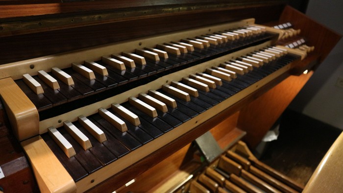 Ein hölzernes Musikinstrument mit Tasten und Hebeln