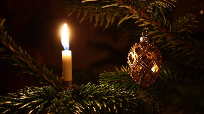 En lysende lykt og en pyntet glaskugle på en juletree