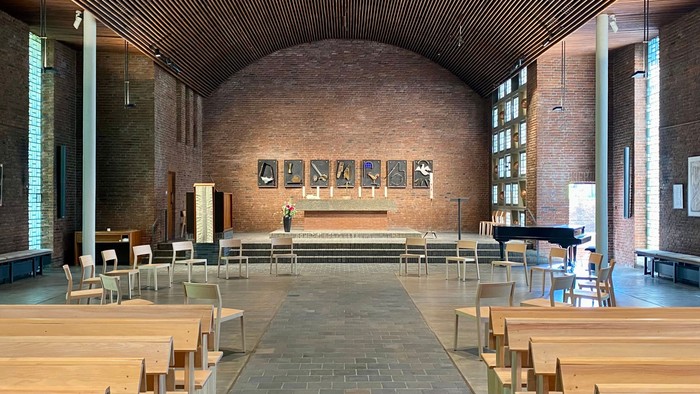 Stuhlkreis in der St. Simeon-Kirche