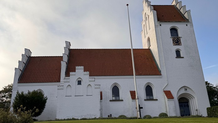 En smuk front Kvissel Kirke med flot himmel