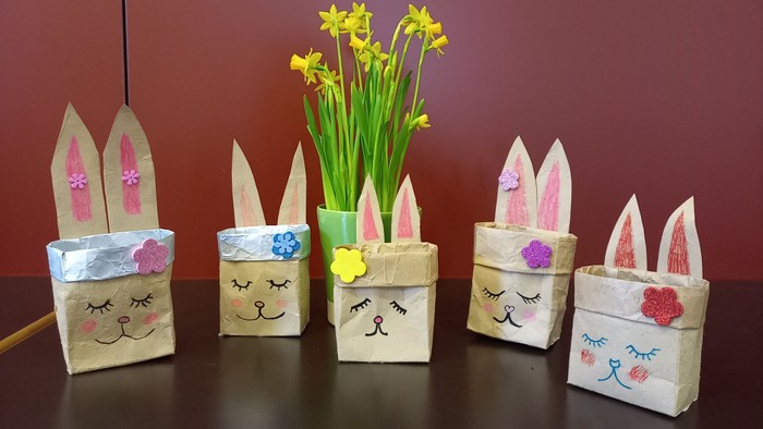 Gebastelte Osterhasen-Tüten auf einem Tisch