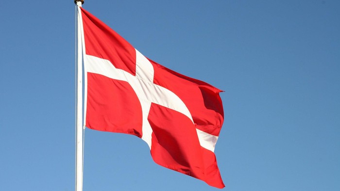 Dansk flag vimpler i blå himmel
