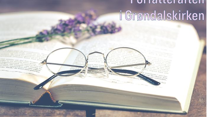 En åben bog med briller og lavendelblomster på et bord