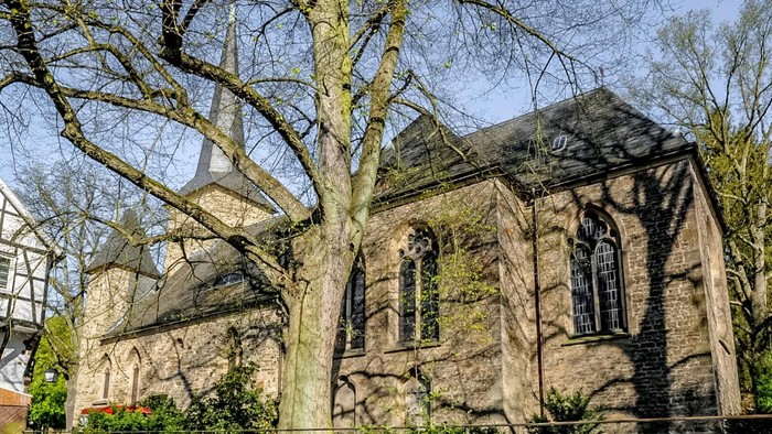 Das Bild zeigt die Evangelische Dorfkirche Wengern seitlich von außen.
