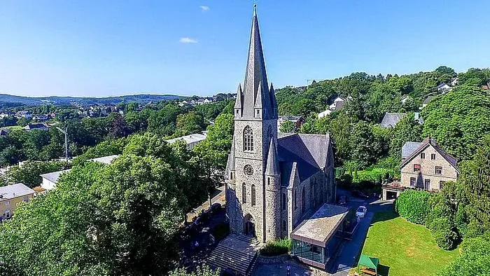 Luftaufnahme der Evangelischen Kirche in Bommern