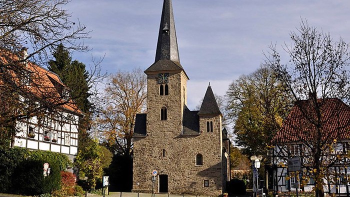 Das Bild zeigt die Dorfkirche in Wengern mit inmitten von Fachwerkhäusern.