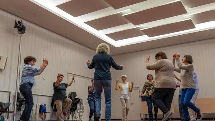 Eine Gruppe von Menschen tanzt in einem Raum