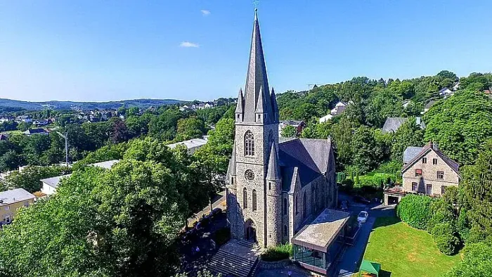 Luftaufnahme der Evangelischen Kirche in Bommern