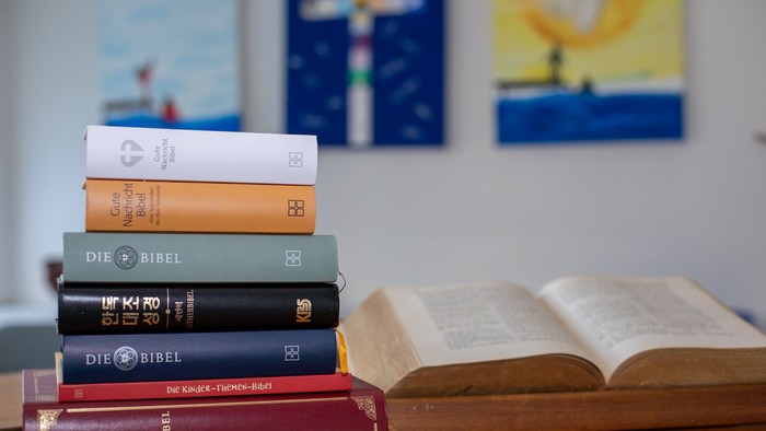 Stapel Bücher mit einem offenen Buch daneben