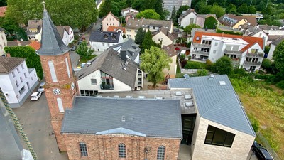 Überblick einer Stadt mit verschiedenen Häusern und einem Ziegelgebäude im Vordergrund