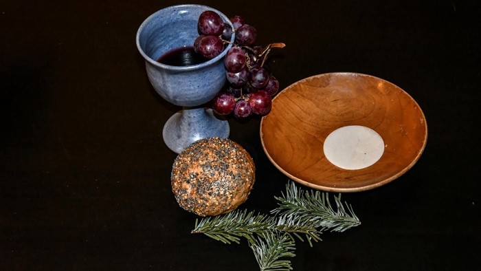 Bild von Kelch und Schale mit Wein, Trauben, Brot und Hostie