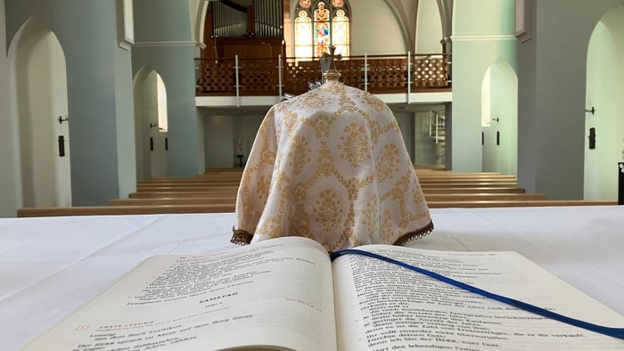 Offene Bibel auf Altar in Kirche