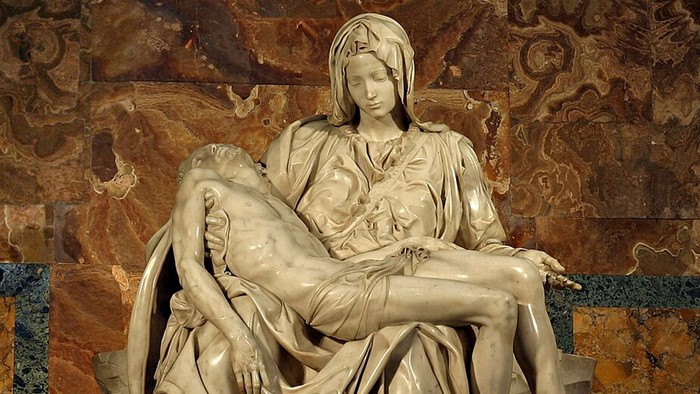 En rørende marmorskulptur af Pietà, der forestiller Jomfru Maria, som holder Jesu legeme.