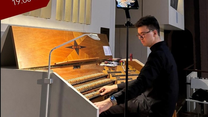 Plakatwerbung für ein kostenloses Orgelimprovisationskonzert mit Christian Mühlhause am 23. Mai 2026 in Berlin.