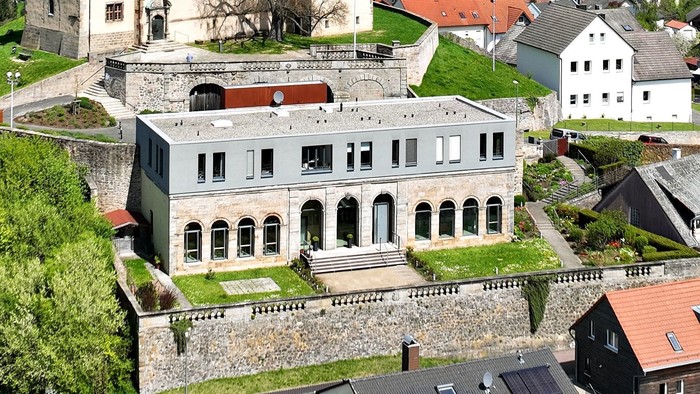 Historisches Gebäude mit Innenhof in malerischer Stadtlandschaft