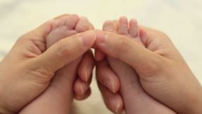 Zwei Hände greifen sich an den Fingern