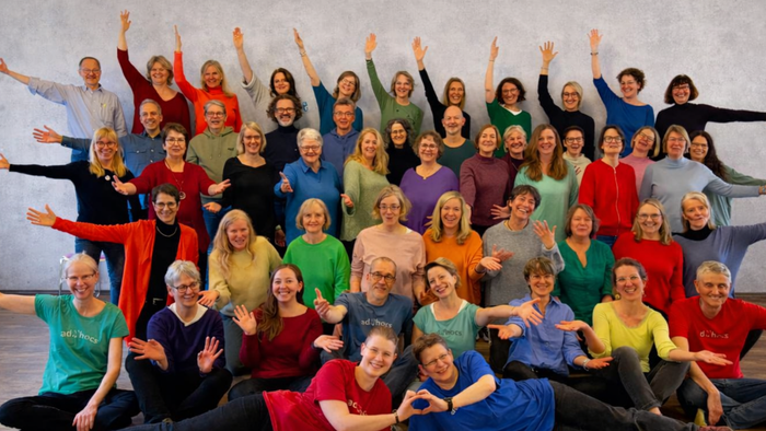 Plakat für ein kostenloses spontanes Chor-Pop- und Gospel-Konzert am 21.–22. März 2026 mit Liedern von ABBA und Coldplay.