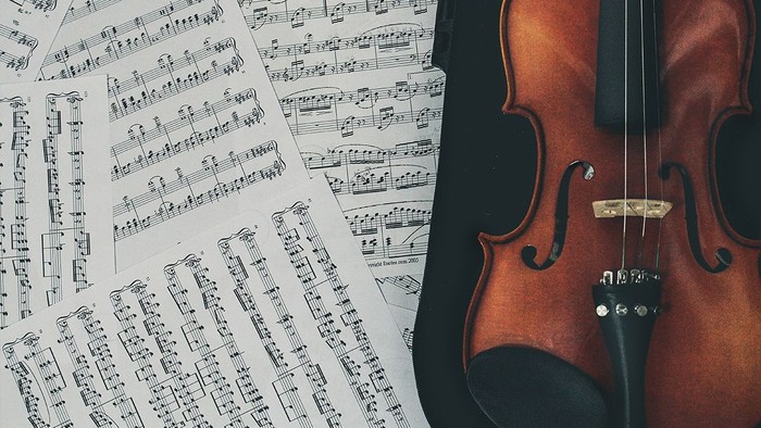 Ein Geige liegt auf Notenblättern