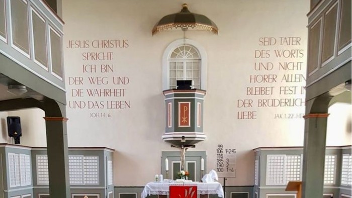 Kirchliche Innenansicht mit Altar und Kirchenbänken