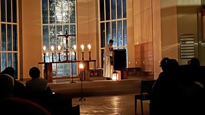 Eine Hochzeitszeremonie in einer Kirche mit einem Paar vorne und Gästen hinten
