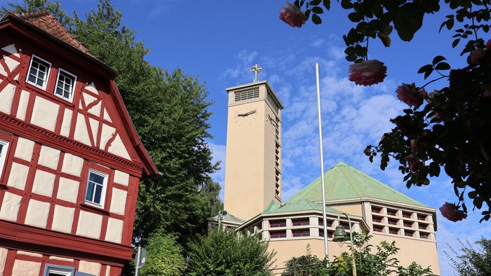 Kirche Niederursel von vorn mit Rosen
