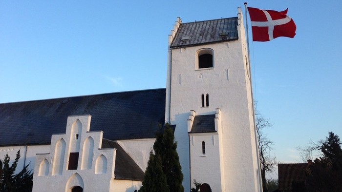 Dansk flag på kirke.