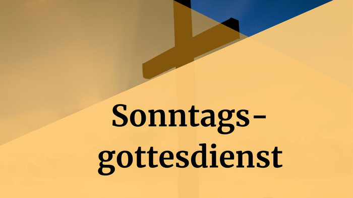 Kreuz auf einem Berg mit blauem Himmel, orange Streifen