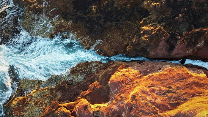 Wasser sprudelt zwischen Felsen.