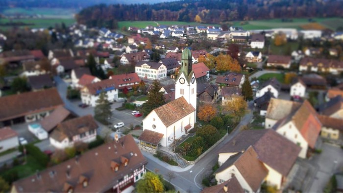 Dorf mit Kirche und umliegenden Häusern