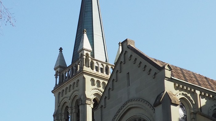 Große Kirche mit hohem Turmspitz und Uhrturm.