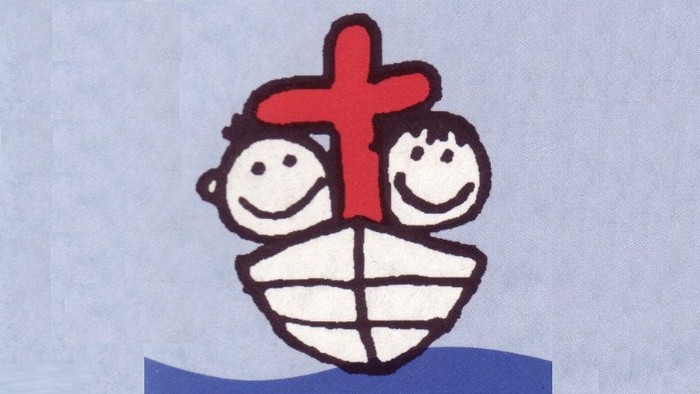 Zwei Kinder mit Kreuz über den Köpfen