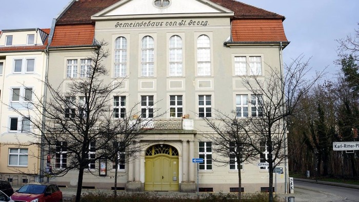Gemeindehaus St. Georg am Karl-Ritter-Platz. Dreigeschossiger Bau mit grauer Fassade.