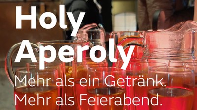 Plakat zur Bewerbung einer besonderen Holy-Aperol-Veranstaltung mit Getränken und Feierdetails am 16. Januar.
