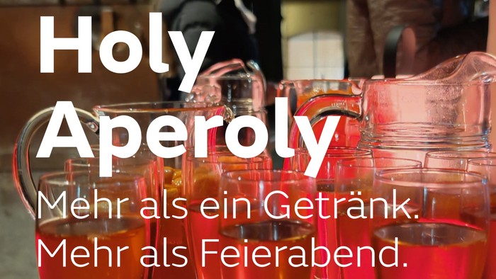 Plakat zur Bewerbung einer besonderen Holy-Aperol-Veranstaltung mit Getränken und Feierdetails am 16. Januar.