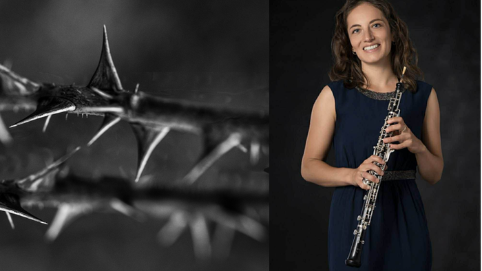 En musiker holder en klarinet ved siden af en iøjnefaldende sort-hvid tornet plante i nærbillede.