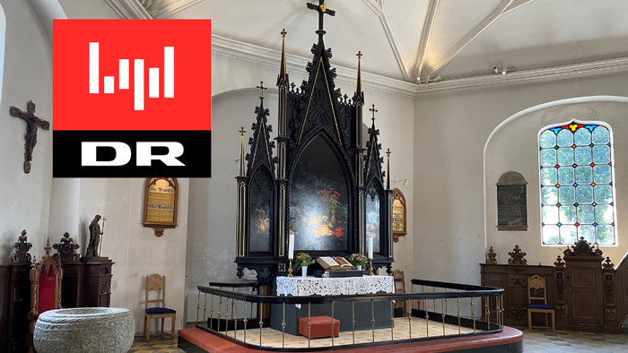 Elegant kirkeinteriør med et prægtigt alter, farvede glasvinduer og religiøse genstande med DR-logo i forgrunden.