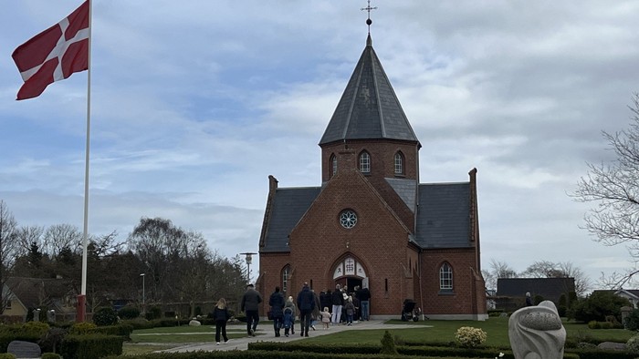 Kirke med dansk flag på forgrunden